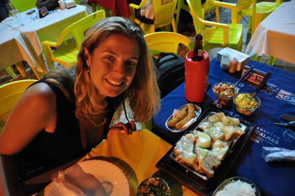 A Ana se delicia com uma picanha na chapa com muito queijo derretido, em Vilhena, em Rondônia